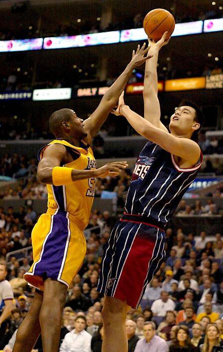 曼城斯特林末节进球助球队获胜（斯特林末段建功，助曼城取胜）