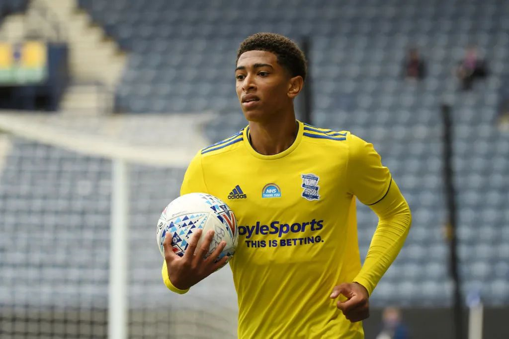 阿根廷队训练吸引20085名球迷观看，梅西获赠埃尔切10号球衣