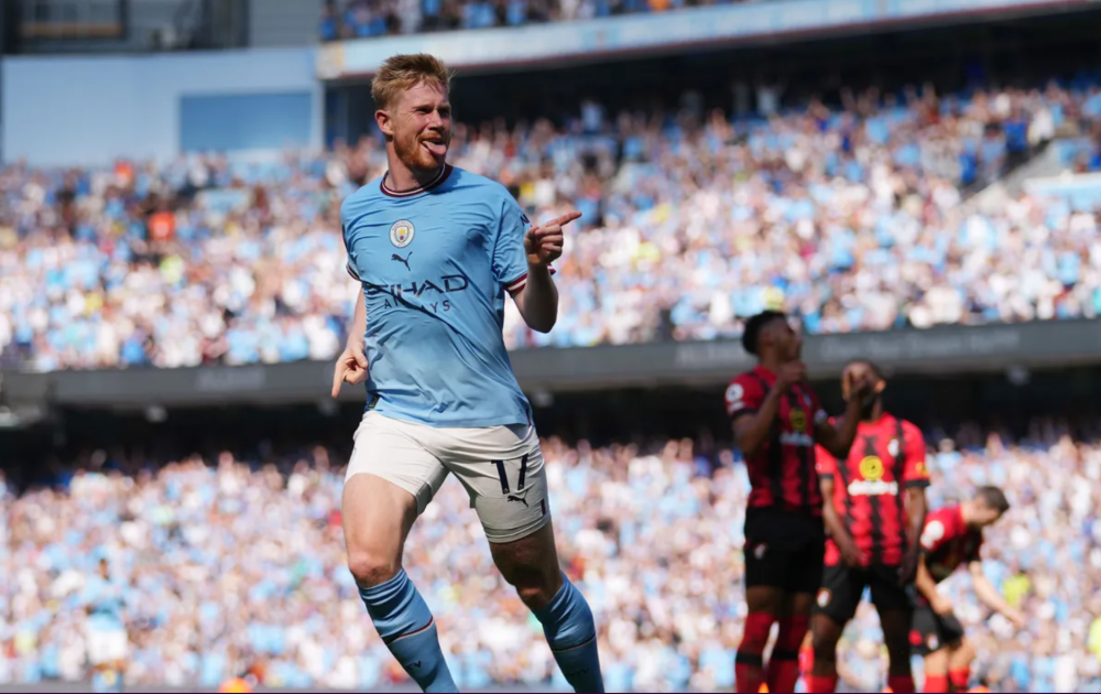 莱奥：我正在学习踢中锋，球队在场内场外都在帮助我（莱奥：正适应中锋角色，球队在场内外都在支持我）